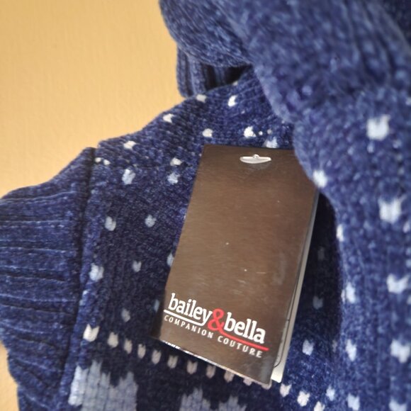 Nwt, so soft, xl dog sweater w/hood adorned w/snowflakes, reindeer & hearts - Picture 3 of 6